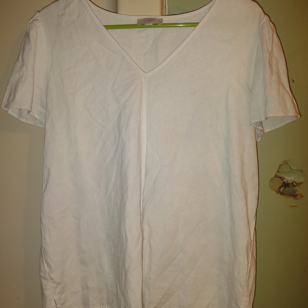 Woman's White Short Sleeve top Loft is the brand size‎ Medium